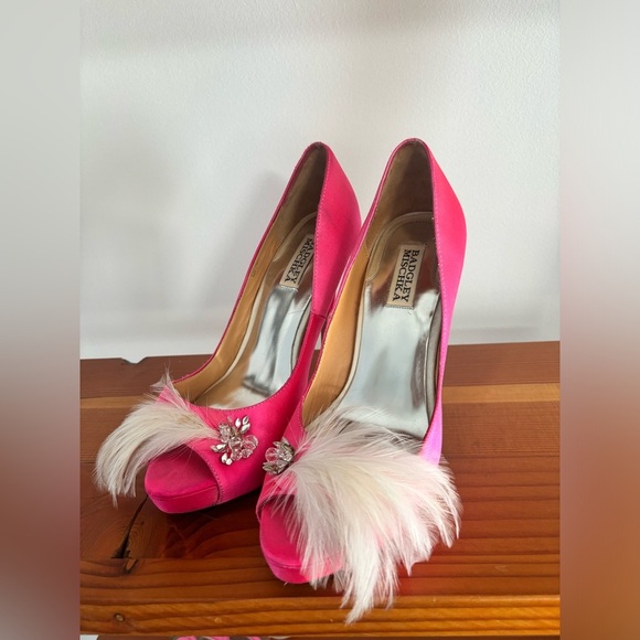 Badgley Mischka Hot Pink Feather Stiletto Heels women’s size 9 - Picture 1 of 11